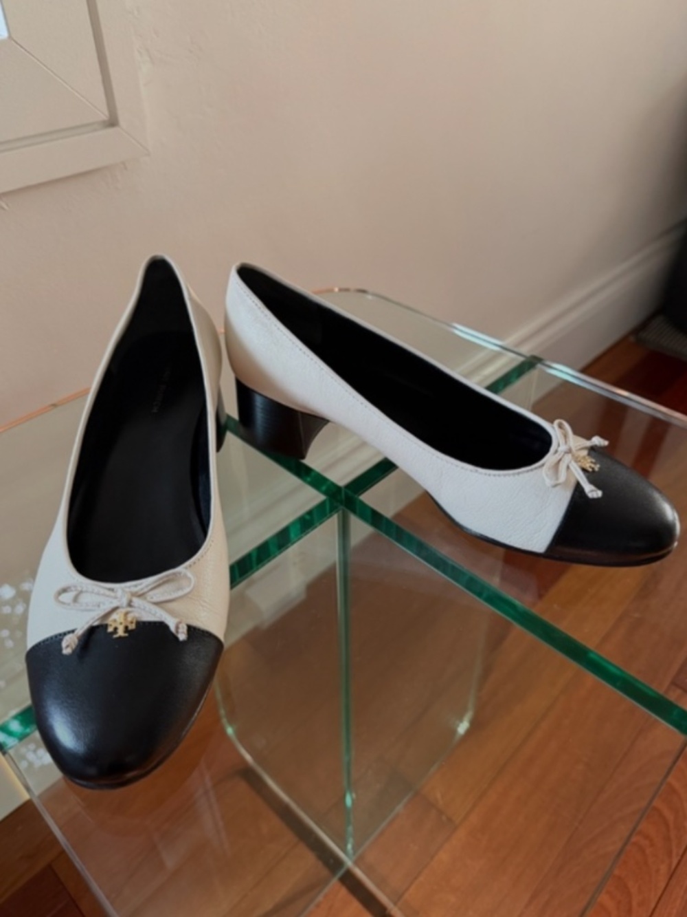 Tory Burch Leather Cap Toe Bow Pumps Black White 8.5M